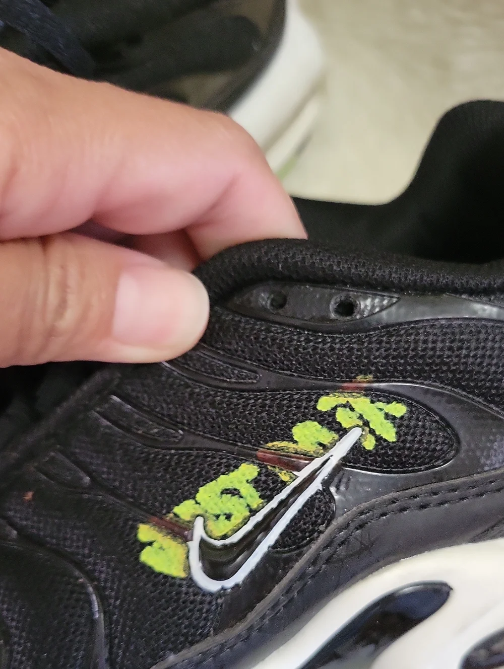 NIKE Air Max Plus 1 GS “Black Volt” Running Trainers. Size 1Y.